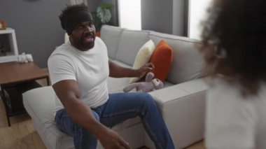 Baba ve kızı sıcak ışık ve aile sıcaklığıyla dolu modern bir oturma odasında rahat bir kanepede otururken sevgi dolu bir kucaklaşmayı paylaşıyorlar..