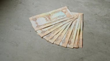 Beton bir yüzeye yığılmış uae dirhem yığını Birleşik Arap Emirlikleri Merkez Bankası 'nın banknotlarını gösteriyor.