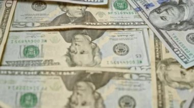 Birleşik Devletler 'in çeşitli banknotları. Yüz yirmi banknot da dahil. Yüzeyde dağınık bir şekilde düzenlenmiş, Amerikan para birimi detaylarını gözler önüne seriyor..