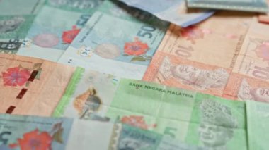 Malezya ringgit banknotları çeşitli mezhepleri ve Malezya 'nın para birimini referans alan canlı renklerle karışık tasarımları gösteren düz görüntülendi.