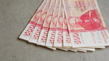 İzlanda banknotları, İzlanda para biriminin altını çizen 500 krona banknotunun sergilendiği beton bir yüzeye yayıldılar..
