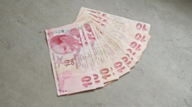 On Türk lira banknotunun yer aldığı Türk banknotları, beton bir yüzeye düzgün bir şekilde yayıldı.