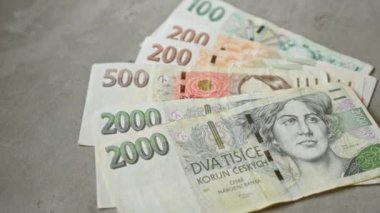 Çekoslovakya banknotları, 100, 200, 500 ve 2000 de dahil olmak üzere çeşitli mezheplerin sergilendiği somut bir yüzey üzerine kurulmuş,.