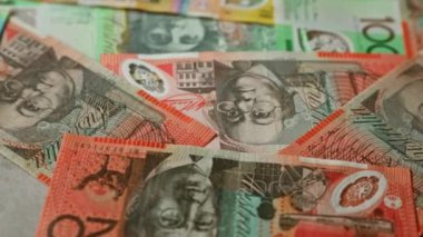 Avustralya banknotları bir yüzey üzerine dağılmış çeşitli mezhepleri sergiliyor. Ünlü figürler ve canlı renkler içeren karmaşık tasarımlar sergiliyorlar..