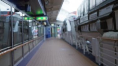 Filikalar ve güvenlik işaretleri olan bulanık açık hava yolcu güvertesi, dikkati dağılmış ve deniz ayarı üzerinde bokeh etkisi.