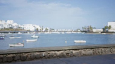 Lanzarote, kanarya adaları, İspanya 'da beyaz binaları ve tekneleri olan bulanık bir kıyı kasabası.