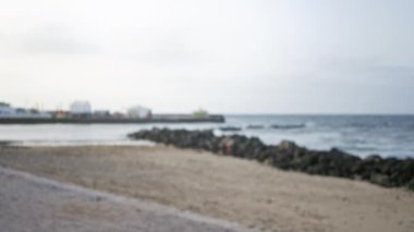 Lanzarote 'daki bulanık kıyı manzarası, odağını kaybetmiş ufuk gösteren kanarya adaları ve odağını kaybetmiş İspanya' daki Bokeh sahili, bulanık sahil ve okyanus dalgaları açık havada sakin bir atmosfer yaratıyor.