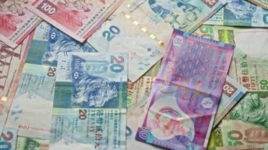 Hong Kong dolar banknotları farklı banknotlar bir yüzey üzerine saçılmış renkli para birimi notları sergileniyor.