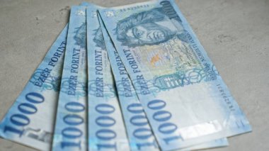 Macar forint banknotları somut bir yüzeye yayılarak, ayrıntılı para tasarımı ve para birimi unsurlarına yakın çekim odaklı olarak Hungary 'deki finansal temaları resmediyor..