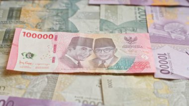 Merkezde, Endonezya 'dan gelen para biriminin resmedildiği 100.000 rupiah banknot da dahil olmak üzere Endonezya banknotları sergilendi.