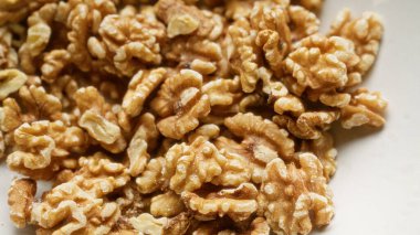 Kabuklu cevizlerin yakın plan görüntüsü zengin bir doku ve doğal desen sergiliyor.