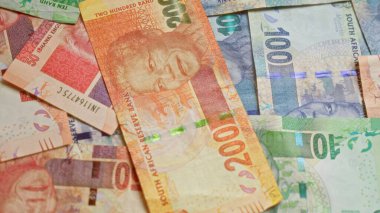 Mandela içeren Güney Afrika banknotları, 200 rands, 100 rands ve 50 rands, çeşitli mezhepler canlı bir düzende dağılmış.