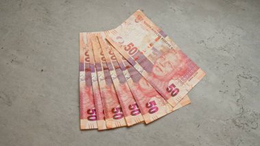 Nelson Mandela 'nın yer aldığı Güney Afrika banknotları beton bir yüzeye yerleştirilmiş.