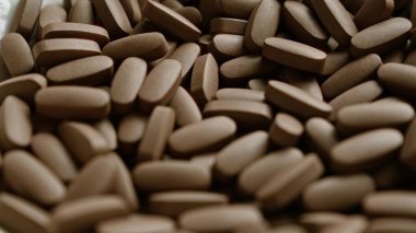 İlaç ve sağlık ihtiyaçlarını vurgulayan çok sayıda kahverengi hapın kapatılması