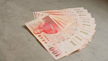 Çin Yuan banknotları Çin 'deki para birimi ve finans kavramlarını ön plana çıkaran somut bir yüzeye saçıldı.