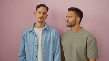 Pembe arka planda yan yana duran iki adam sevgi dolu bir lgbtq aile ortamında eşcinsel bir çifti temsil ediyor..