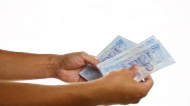 Tayland baht para biriminin el ele tutuşması ve sayımı izole edilmiş beyaz arka plan üzerinde