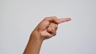 Erkek eli beyaz arka planda bir parmak hareketi gösteriyor..