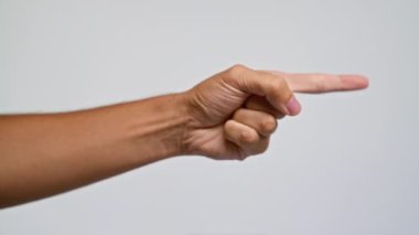 Elini ve parmağını arka planda gezdiren bir adam.