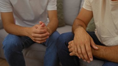 Baba ve oğul sıcak bir oturma odasında birlikte oturuyorlar, aile sevgisini ve aile bağlarını gösteriyorlar..