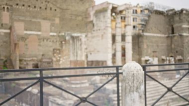 Tarihi taş yapılar ve mimari detayların arka planda dağıldığı antik Roma forumunun bulanık görüntüsü, antik Roma 'nın özünü yansıtıyor..