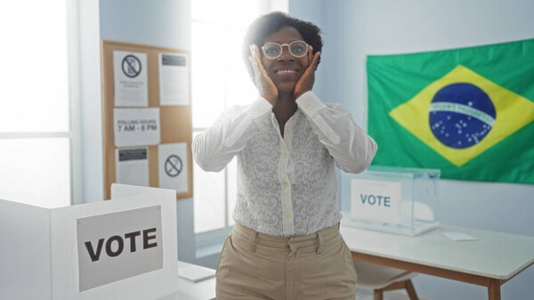 Женщина, голосующая в бразильской избирательной комнате с национальным флагом и кабинками для голосования, выражает облегчение.