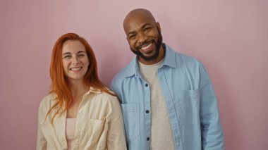 Irklar arası çift pembe bir duvarın arkasında mutlu bir şekilde dururlar. Aile ortamında bir erkekle bir kadının sevgisini ve ilişkisini gösterirler.