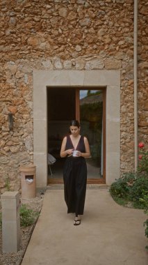 Genç bir kadın Mallorca, İspanya 'da açık havada okyanus manzarası ve manzaranın tadını çıkarıyor. 