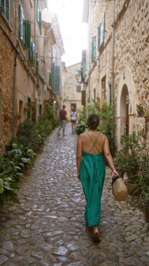 Genç bir kadın Mallorca, İspanya 'da açık havada okyanus manzarası ve manzaranın tadını çıkarıyor. 