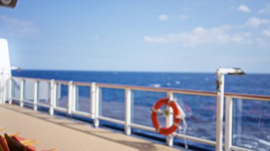 Bokeh ve açık hava atmosferiyle lüks seyahatleri ön plana çıkaran okyanus arka planına sahip seyir güvertesinin bulanık görüntüsü