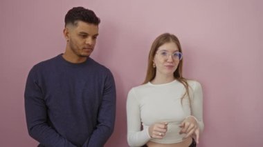 Kadın ve erkek neşeyle dans ediyor canlı pembe bir duvara karşı İlişki ve ahenk.