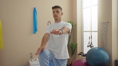Spor salonunda spor yapan genç bir adam spor salonunda aktif bir yaşam tarzını gösteriyor ve sağlık ve sağlığa odaklanıyor.