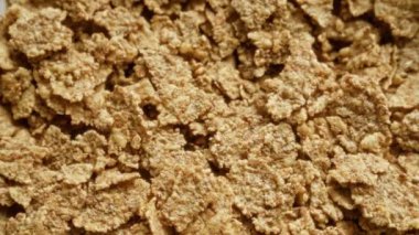 Mısır gevreklerinin yakın plan görüntüsü kahvaltı ortamında detaylı dokuları gösteriyor.