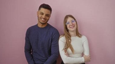 Erkek ve kadın pembe duvara karşı gülümsüyor. Sıradan bir ilişki ve mutluluğu ifade ediyorlar..