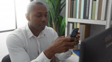 Ofiste akıllı telefon kullanan bir adam dizüstü bilgisayarla meşgul olarak ortaya çıkıyor. Etrafı kitaplarla ve bitkilerle çevrili. Teknoloji ile profesyonel çalışma ortamını öneriyor.