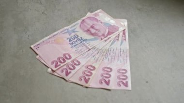 Türkiye 'nin 200 liralık banknotları beton bir yüzeye yayılarak hindinin para birimini düzgün bir düzende gösteriyor..