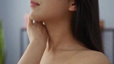 Genç Asyalı bir kadın spa odasında dinleniyor. İçerideki güzellik ve sağlık kıvılcımları saçıyor.