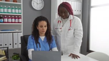 Doktorlar ve hemşire bir klinik odasında beşlik çakıyor, kapalı alanda çalışan çeşitli tıp uzmanlarıyla sağlık ortamında takım çalışması ve işbirliği sergiliyorlar..