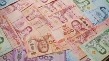 Tayland baht banknotları çeşitli mezhepler ve tasarımlar sergilenen dağınık bir desen düzenlenmiş, Tayland 'ın canlı para birimini vurguluyor.