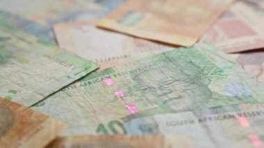 Güney Afrika banknotlarının yakın çekimde Mandela 'nın görüntüsünü içeren çeşitli mezhepleri gösteriyor.