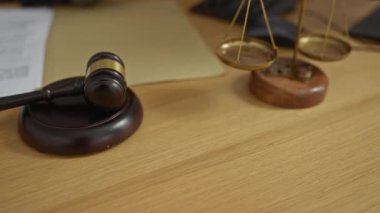 Siyahi kadın yargıç tokmak pulu ile çalışıyor. Bilgisayar ve tablet mahkeme salonunu vurguluyor.