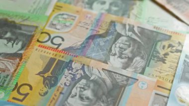 Avustralya 'nın renkli banknotlarının kapanışı Avustralya dolarlarının çeşitli değerlerini gösteriyor.