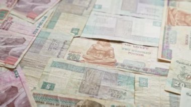 Mısır banknotları 5, 10 ve 200 pound 'luk banknotlarla dağılmış durumda, Mısır' dan gelen para birimi sergileniyor, finansal temaları vurguluyor.