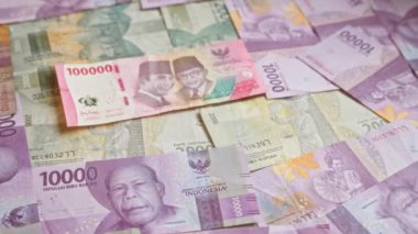 Endonezya 'nın ekonomik para birimini tasvir eden bir yüzeye dağılmış çeşitli banknotlar halinde.