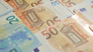 Avrupa Birliği 'nden çeşitli avro banknotları farklı mezhepleri birbirine yakın olarak sergiliyor