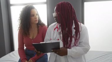 Steteskoplu doktor, sağlık hizmetleri etkileşiminin altını çizen kadın hastalarla ilgili rapor hazırlıyor..