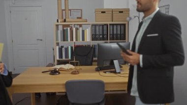 Avukat ofiste işadamıyla el sıkışıyor. Profesyonel ortamda yasal belgeleri tartışıyorlar.