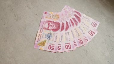 50 pezoluk Meksika banknotları beton bir zeminde sergileniyor. Banco de Mexico 'dan gelen paralar sergileniyor..