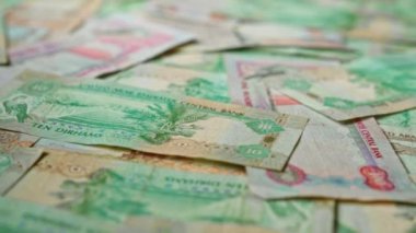 Birleşik Arap Emirlikleri 'nin çeşitli para birimlerinin yakın çekimleri dağınık, düzensiz bir düzende uae para biriminin ayrıntılı tasarımlarını ve renklerini gözler önüne seriyor..