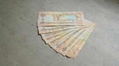 Birleşik Arap Emirlikleri Dirham banknotları uae 'den gelen somut bir yüzey sergilenen para birimi üzerine yayıldı..